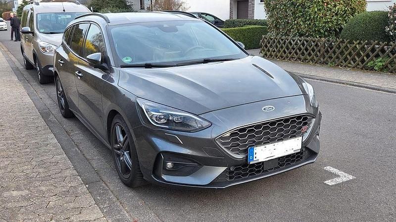 Gebraucht Ford Focus ST 190 PS (139 kW) 2019 Grau Limousine