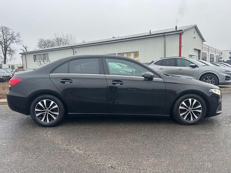 Gebraucht Mercedes A180 116 PS (85 kW) 2020 Schwarz Limousine