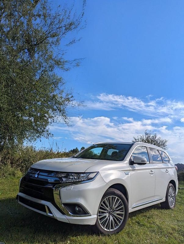 Andere farben Gebraucht 2021 Mitsubishi Outlander P-HEV SUV | 18.999 € (Guter Preis) - Bild 1/4