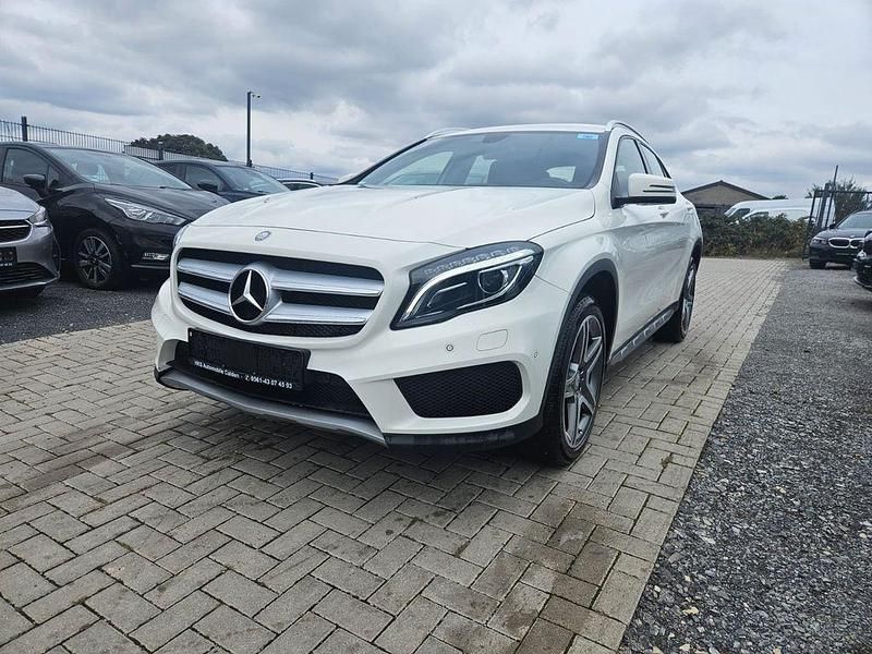 Weiß Gebraucht 2015 Mercedes GLA200 AMG SUV | 17.450 € (Fairer Preis) - Bild 1/4
