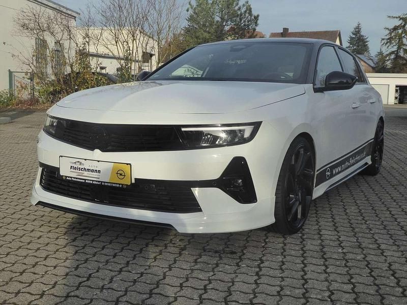 Arktis weiß Gebraucht 2024 Opel Astra GS Line Limousine | 29.995 € - Bild 1/4