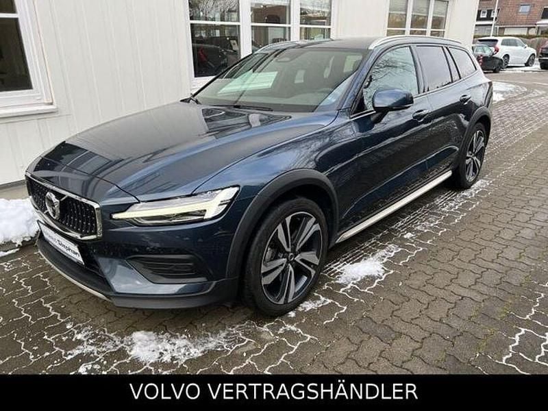 Denim blue metallic (metallic) Gebraucht 2023 Volvo V60 CC Plus Kombi | 33.890 € (Guter Preis) - Bild 1/4