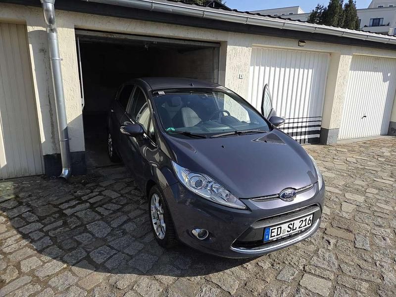 Gebraucht Ford Fiesta Titanium 95 PS (69 kW) 2012 Grau Kleinwagen