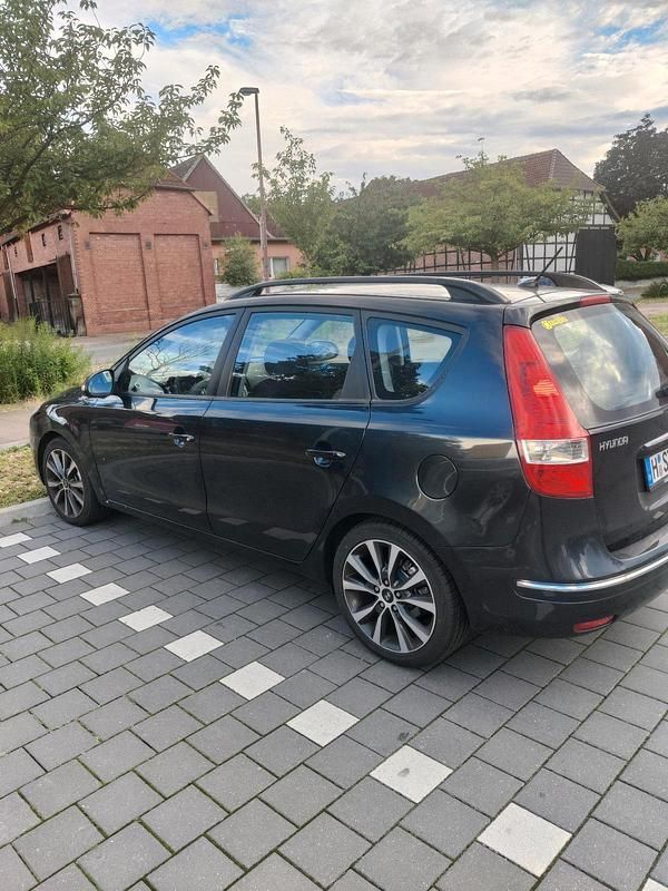 Schwarz Gebraucht 2009 Hyundai i30 Kombi | 2.500 € (Fairer Preis) - Bild 1/4