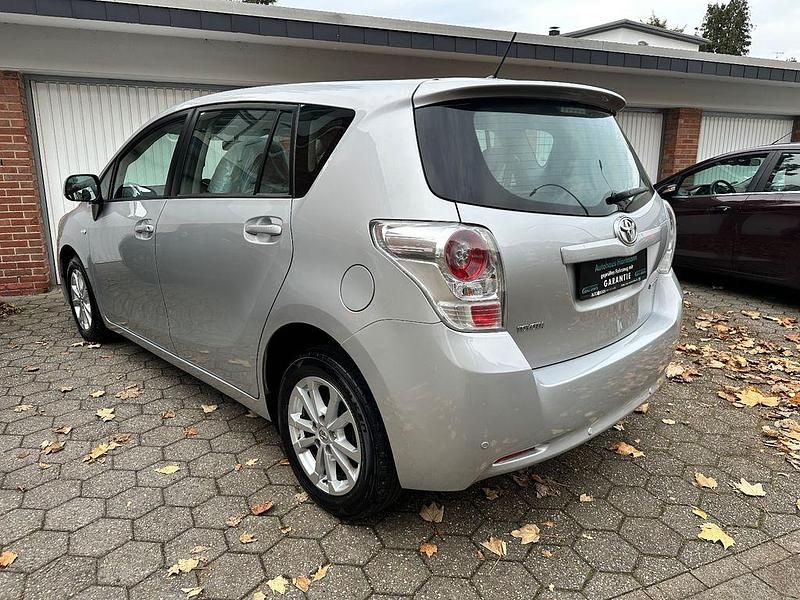 Gebraucht Toyota Verso Edition 126 PS (92 kW) 2011 Silber Van / Kleinbus
