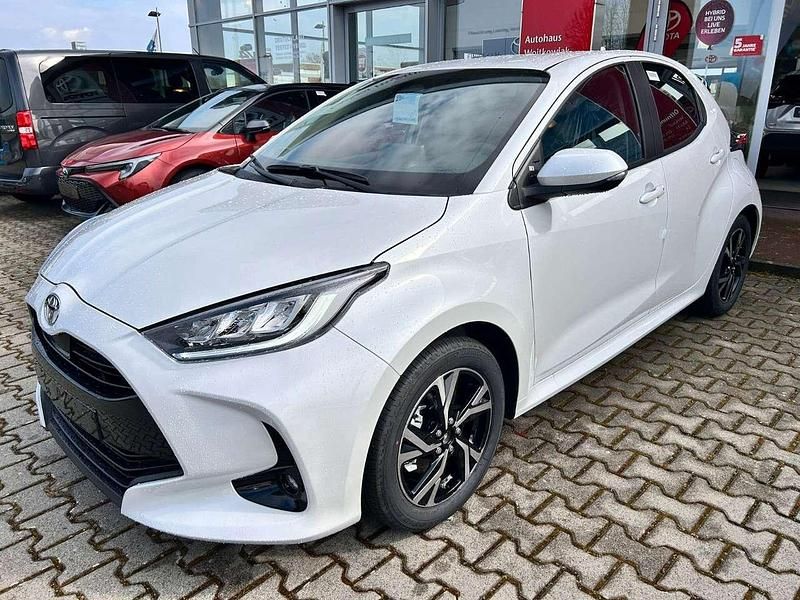 Weiß Neu 2025 Toyota Yaris Hybrid Comfort Limousine | 25.590 € (Fairer Preis) - Bild 1/2