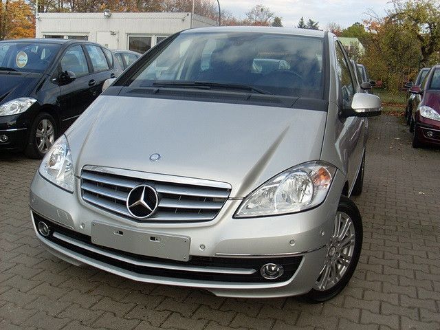 Silber Gebraucht 2011 Mercedes A200 Elegance Van / Kleinbus | 8.990 € (Fairer Preis) - Bild 1/4
