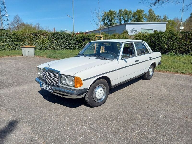 Weiß Gebraucht 1982 Mercedes E300 Limousine | 7.300 € - Bild 1/4