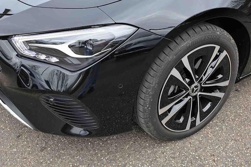 Gebraucht Mercedes CLA180 Progressive 136 PS (100 kW) 2025 Metalliclack kosmosschwarz Limousine