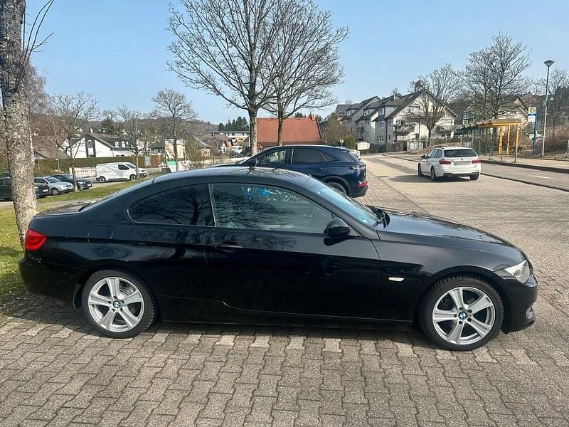 Gebraucht BMW 320 184 PS (135 kW) 2011 Schwarz Coupé