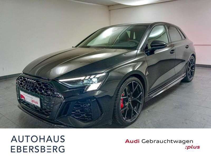 Mythosschwarz metallic Gebraucht 2024 Audi RS3 Sportback Design Kleinwagen | 60.850 € (Teuer) - Bild 1/4