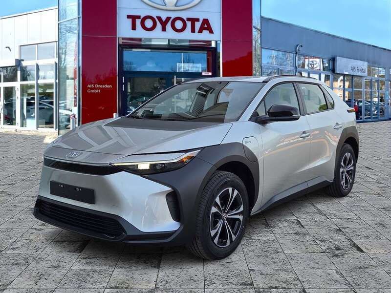 Cosmicsilber metallic Neu 2025 Toyota bZ4X Comfort SUV | 32.240 € (Superpreis) - Bild 1/4