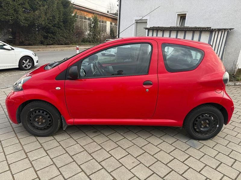 Gebraucht Toyota Aygo Basis 68 PS (50 kW) 2010 Rot Kleinwagen