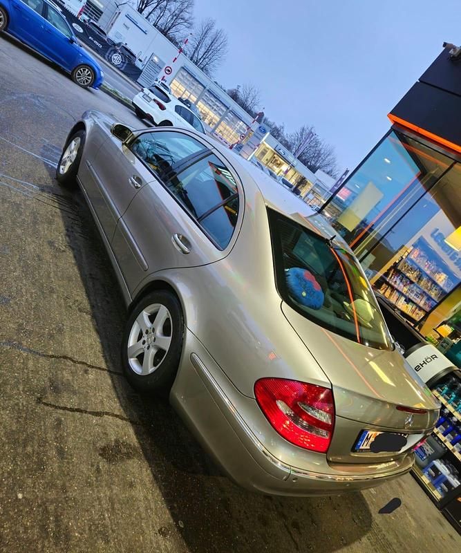 Gebraucht Mercedes E220 150 PS (110 kW) 2005 Gold Limousine