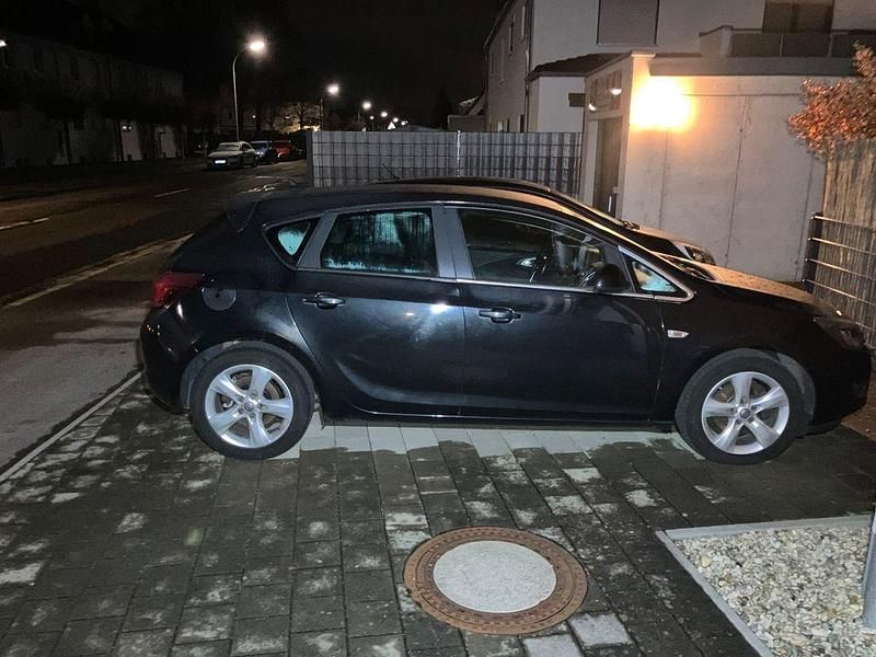 Schwarz Gebraucht 2012 Opel Astra Edition Kombi | 4.500 € (Etwas zu teuer) - Bild 1/3