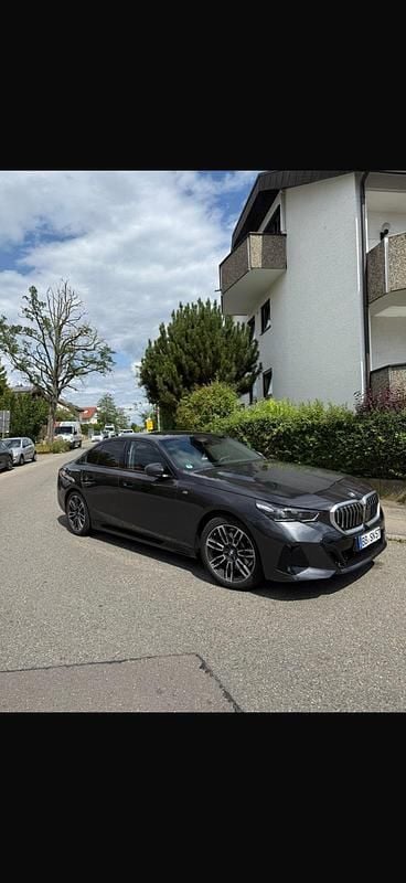 Grau Gebraucht 2023 BMW 520 Limousine | 43.500 € (Etwas zu teuer) - Bild 1/4