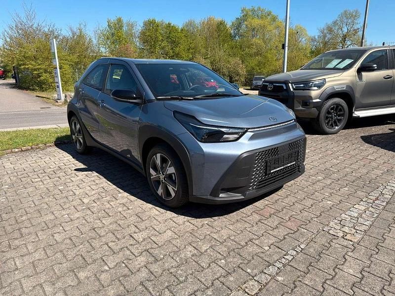 Neu Toyota Aygo Active 116 PS (85 kW) 2026 1k3 celestite grey Kleinwagen