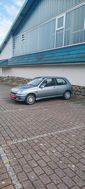 Grün Gebraucht 1991 Renault Clio Kleinwagen | 4.000 € - Bild 1/4