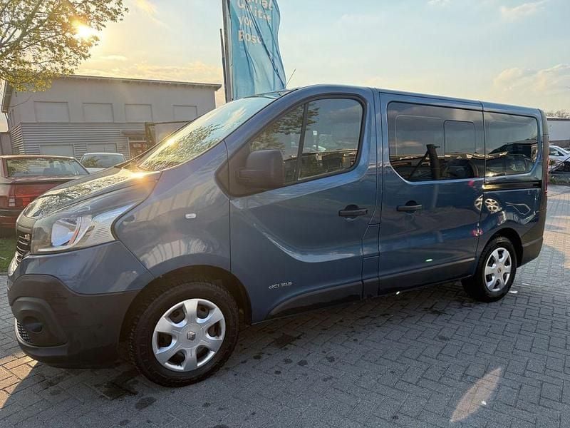 Usado Renault Trafic Expression 145 HP (106 kW) 2017 Azul Monovolume