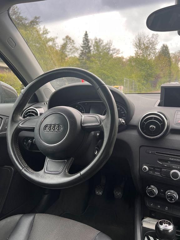 Second-hand Audi A1 Attraction 122 CP (89 kW) 2010 Maro Hatchback