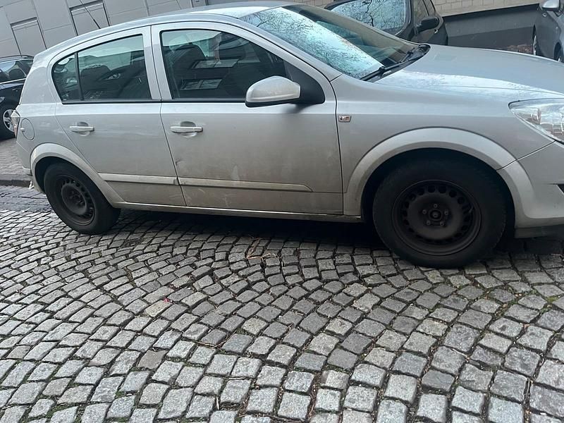 Gebraucht Opel Astra 90 PS (66 kW) 2008 Silber Kleinwagen