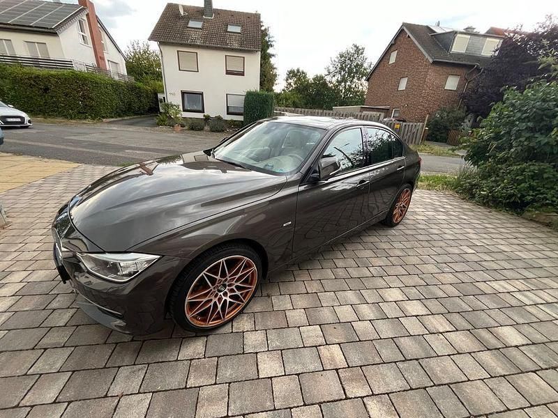 Braun Gebraucht 2013 BMW 320 Limousine | 11.450 € (Superpreis) - Bild 1/4