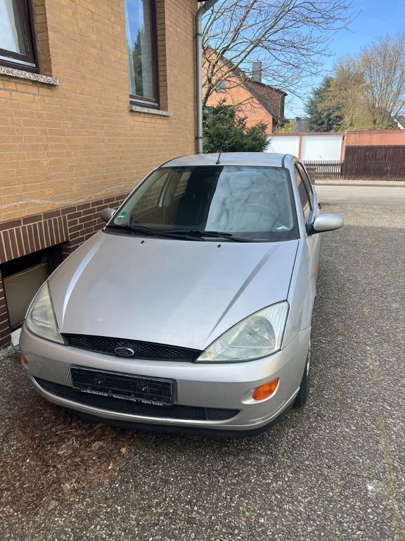 Silber Gebraucht 2000 Ford Focus Trend Limousine | 1.195 € (Fairer Preis) - Bild 1/4