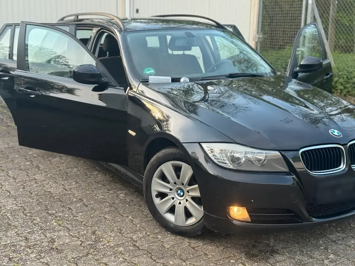 Gebraucht BMW 320 136 PS (100 kW) 2011 Schwarz Kombi