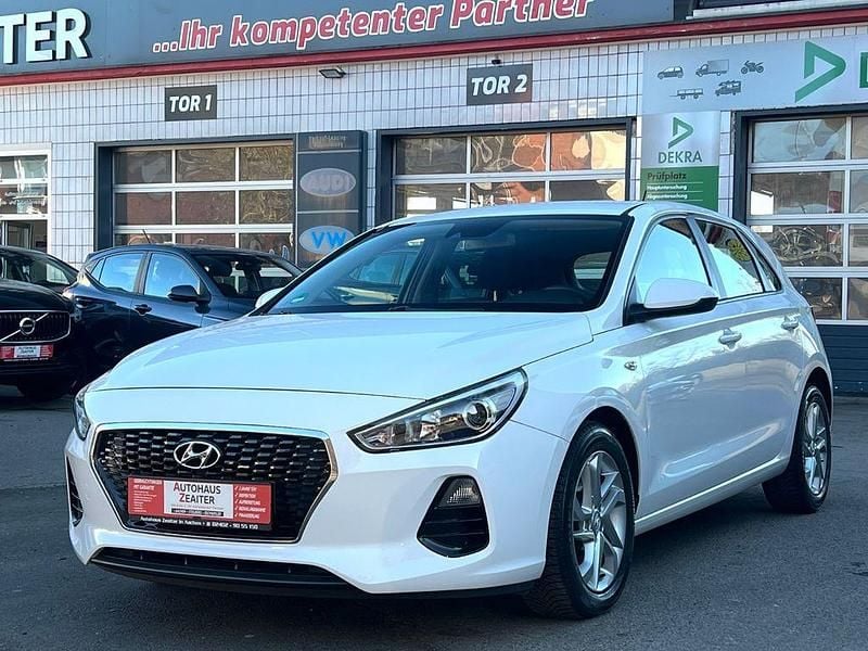 Gebraucht Hyundai i30 Pure 101 PS (74 kW) 2017 Weiß Limousine