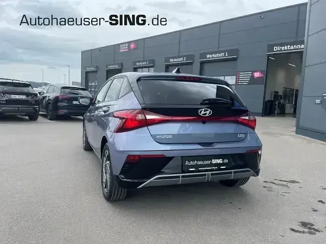 Neu Hyundai i20 90 PS (66 kW) 2025 Blau Kleinwagen
