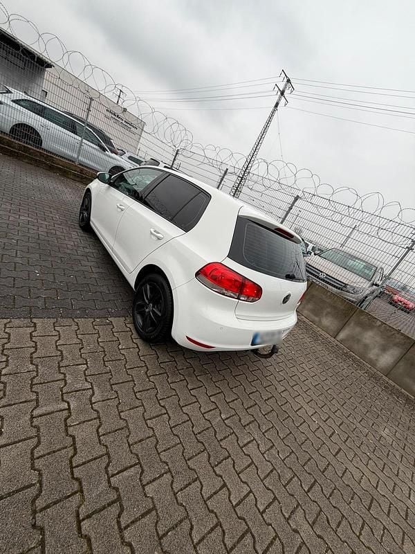 Gebraucht VW Golf VI 102 PS (75 kW) 2009 Weiß Kleinwagen