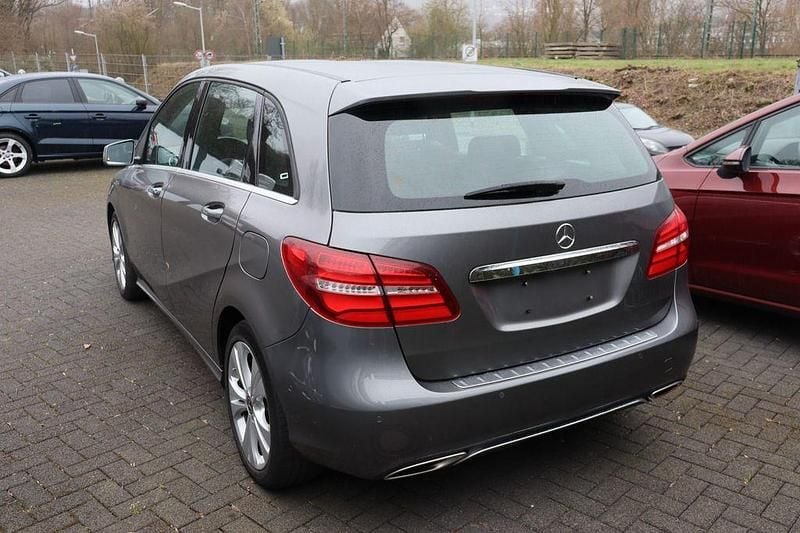 Gebraucht Mercedes B180 122 PS (89 kW) 2018 Grau Van / Kleinbus