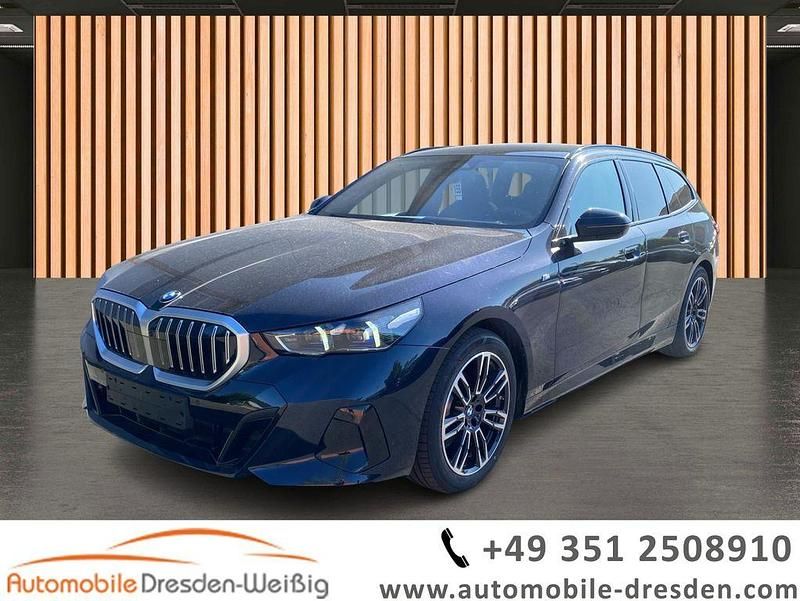 Schwarz Gebraucht 2024 BMW 520 M Sport Kombi | 52.980 € - Bild 1/3