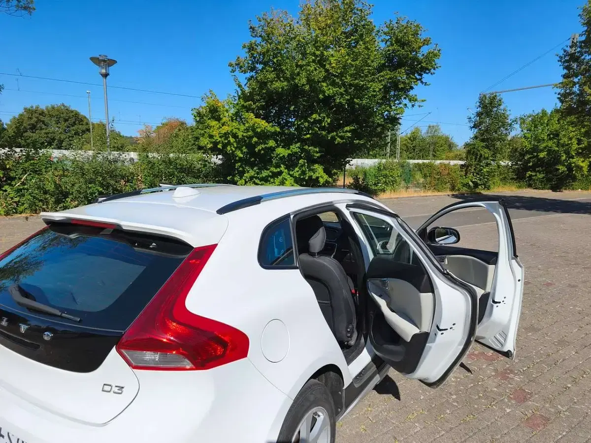 Gebraucht Volvo V40 CC Momentum 150 PS (110 kW) 2013 Weiß Kombi