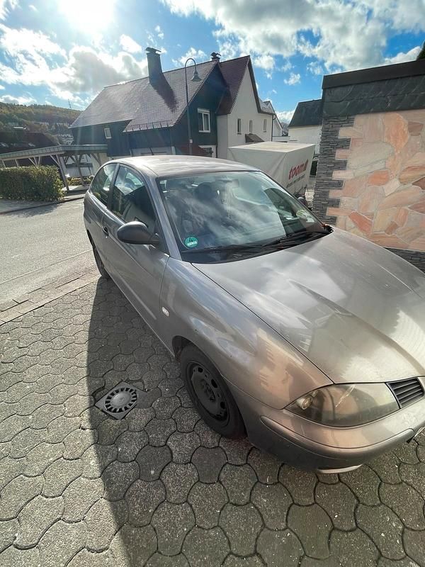 Grau Gebraucht 2002 Seat Ibiza Kleinwagen | 900 € (Fairer Preis) - Bild 1/4