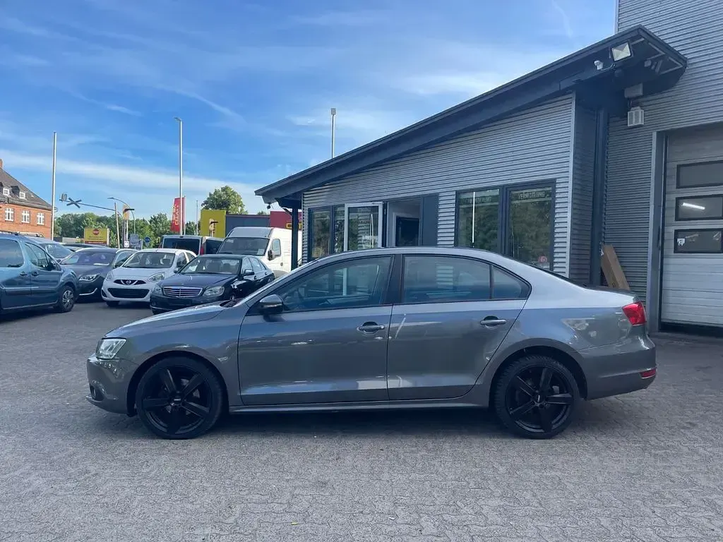 Gebraucht VW Jetta Trendline 105 PS (77 kW) 2011 Grau Limousine