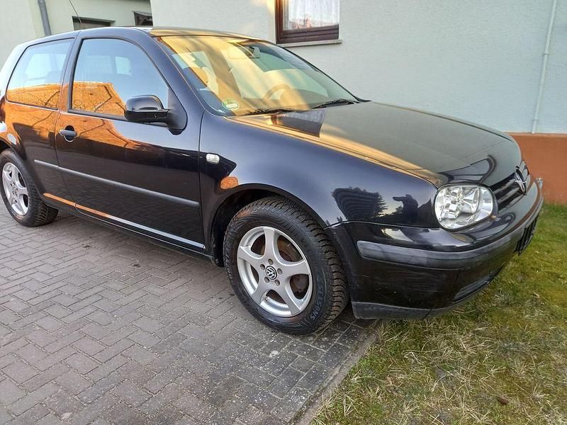 Schwarz Gebraucht 2000 VW Golf IV Comfortline Limousine | 777 € (Superpreis) - Bild 1/4