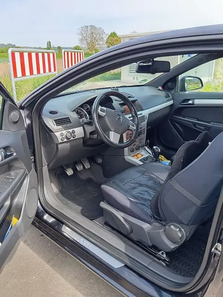 Gebraucht Opel Astra GTC Sport 179 PS (131 kW) 2010 Schwarz Limousine