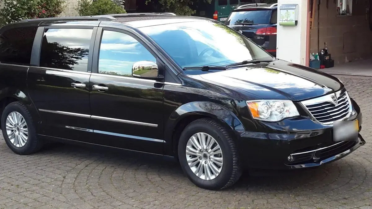 Gebraucht Lancia Voyager 178 PS (130 kW) 2013 Schwarz Van / Kleinbus
