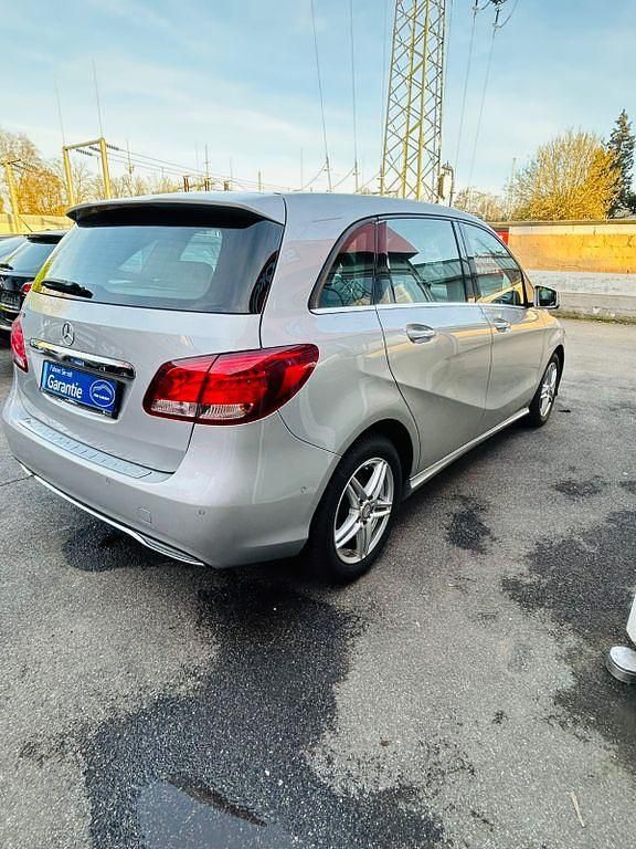 Gebraucht Mercedes B180 129 PS (94 kW) 2016 Silber Van / Kleinbus