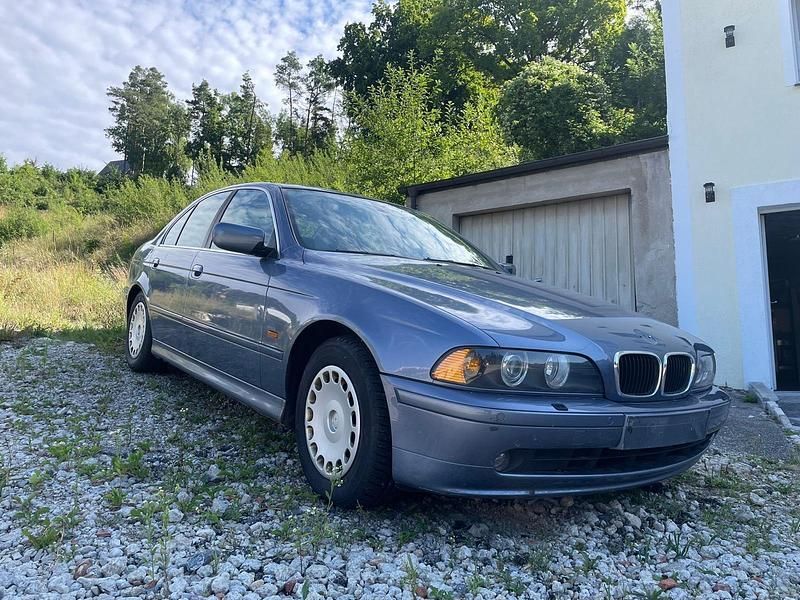 Blau Gebraucht 2002 BMW 525 Limousine | 1.850 € - Bild 1/4