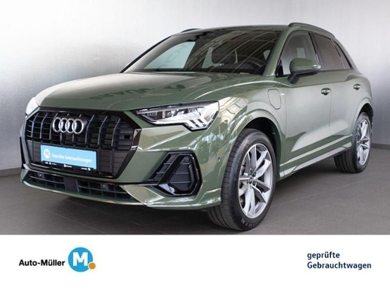 Distriktgrün metallic (metallic) Gebraucht 2022 Audi Q3 Exclusive SUV | 35.479 € (Guter Preis) - Bild 1/4