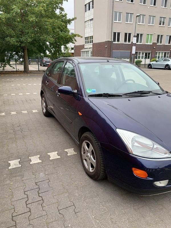 Gebraucht Ford Focus Ghia 116 PS (85 kW) 2001 Blau Limousine