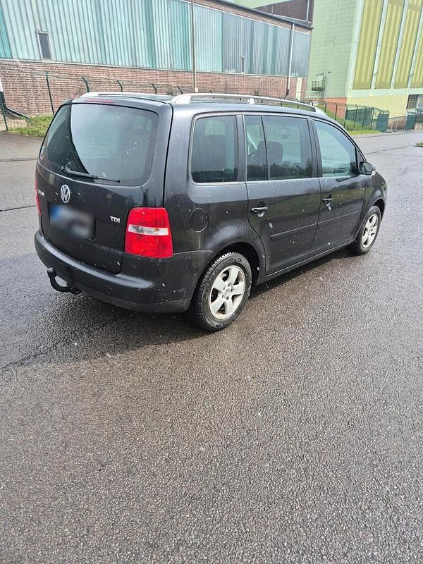 Second-hand VW Touran 105 CP (77 kW) 2005 Negru Monovolum
