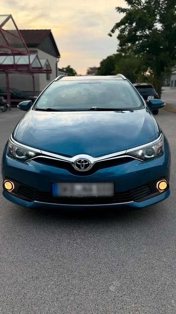 Gebraucht Toyota Auris 112 PS (82 kW) 2016 Blau Limousine