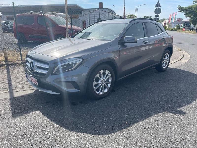Grau Gebraucht 2014 Mercedes GLA220 SUV | 15.300 € (Fairer Preis) - Bild 1/4