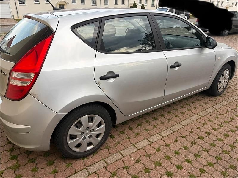 Gebraucht Hyundai i30 109 PS (80 kW) 2009 Silber Kleinwagen