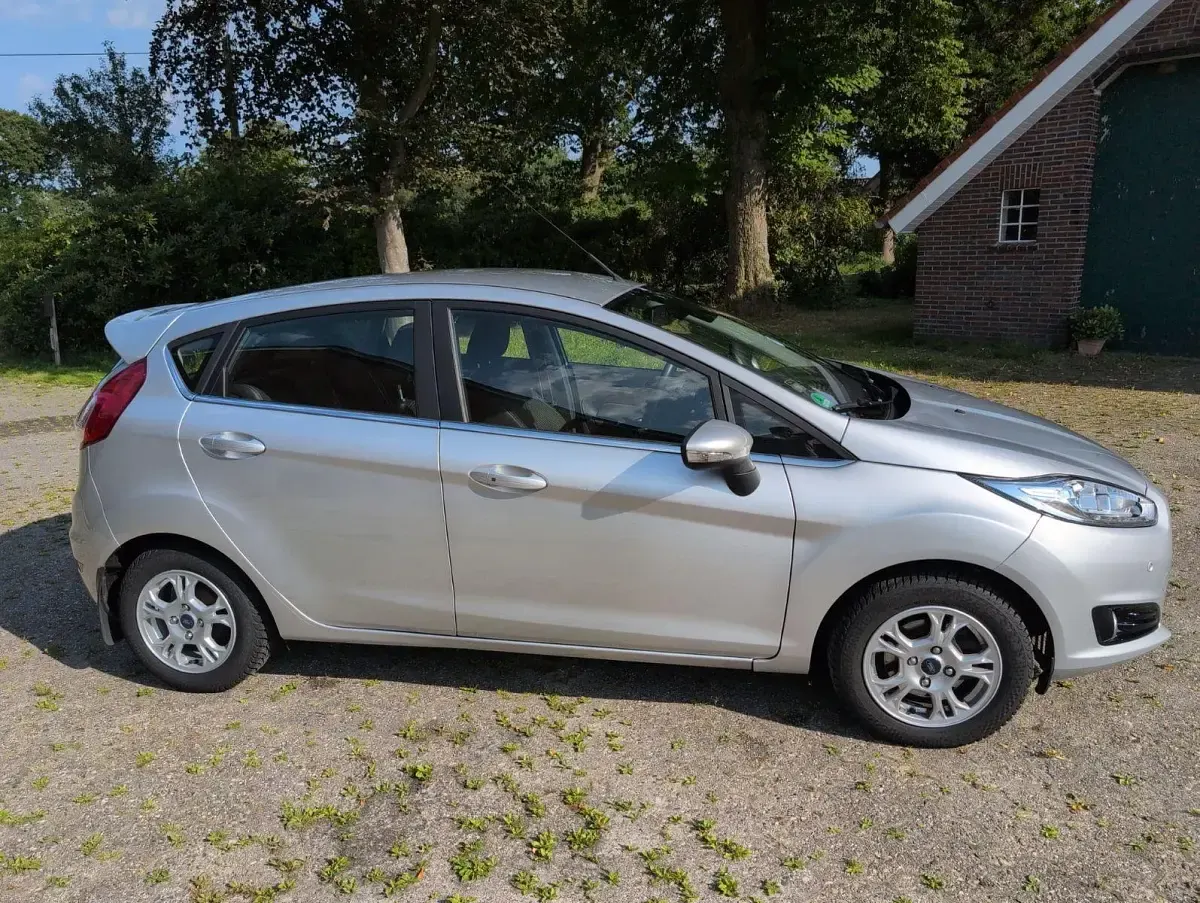Gebraucht Ford Fiesta Individual 101 PS (74 kW) 2015 Silber Kleinwagen