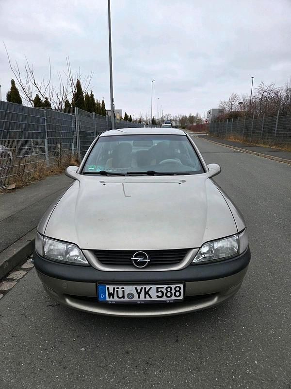 Gebraucht Opel Vectra 110 PS (80 kW) 1996 Gold Limousine