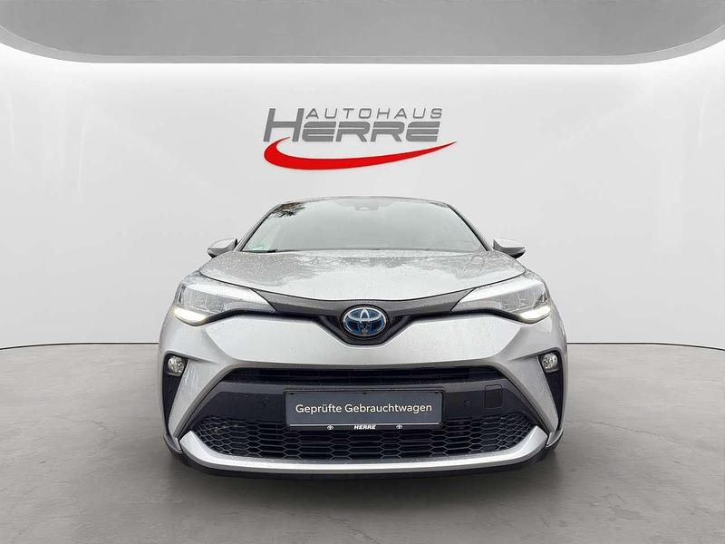 Silver metallic Gebraucht 2023 Toyota C-HR Team SUV | 24.100 € - Bild 1/4